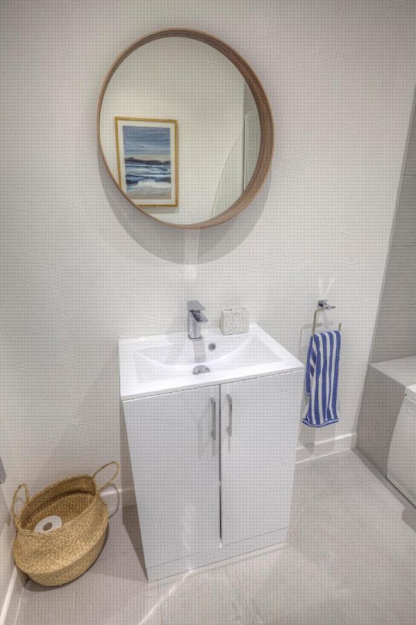 The Swell, - Ground Floor 2 Bed With Parking Apartment *